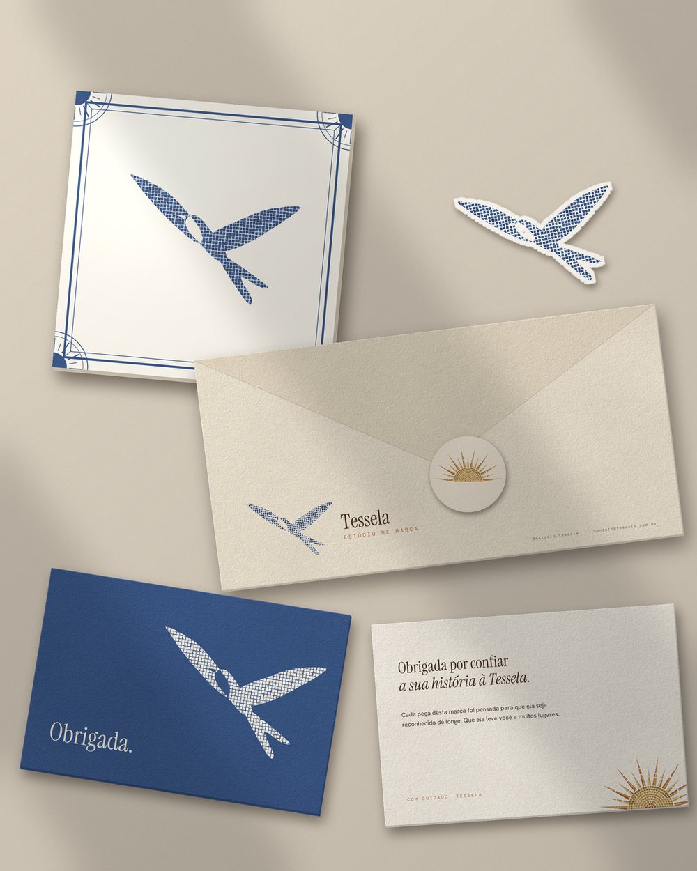 Kit de entrega da Tessela: azulejo, envelope com lacre, adesivo e cartão de agradecimento