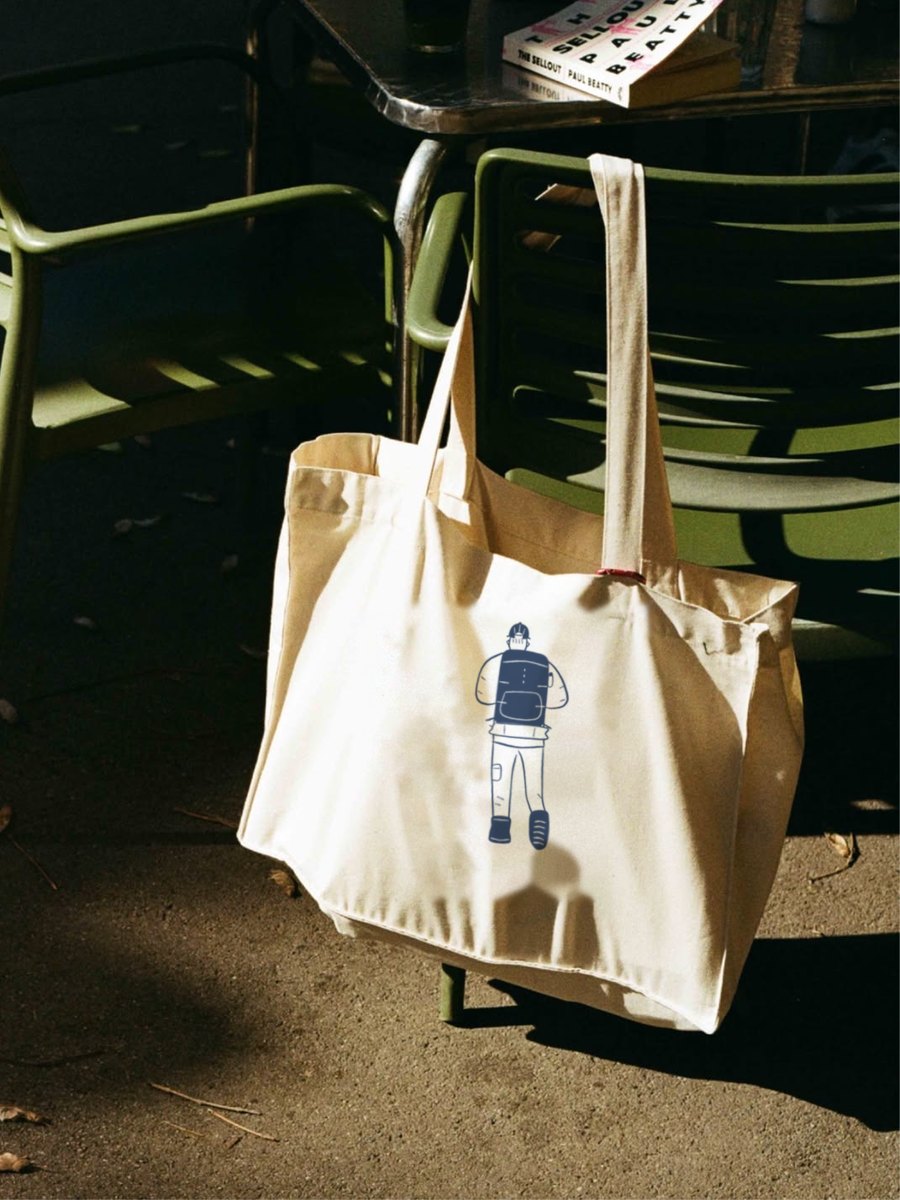 Ecobag de algodão cru com o caminhante
